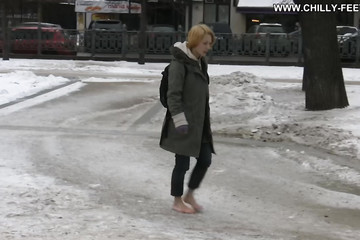 Босая блондиночка гуляет по улицам зимой