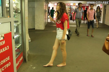 Не стесняется своих ног и ходит в метро босиком
